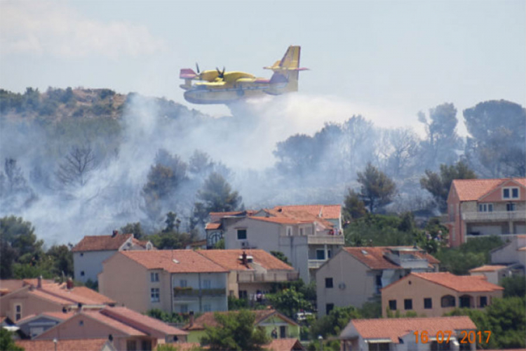 I dalje gori u Splitu i Omišu, jedna osoba stradala