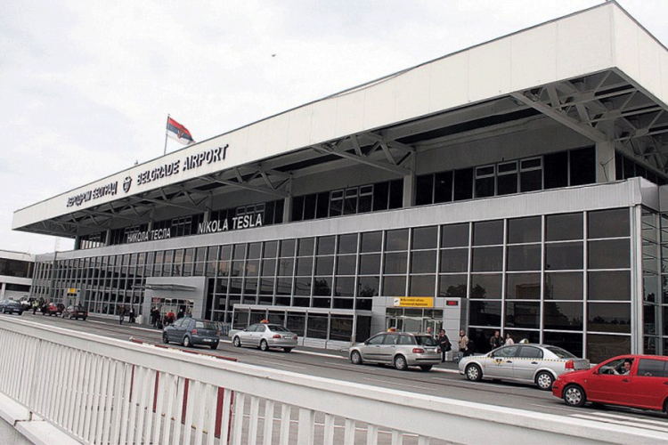 Sudarili se avion i traktor na aerodromu u Beogradu