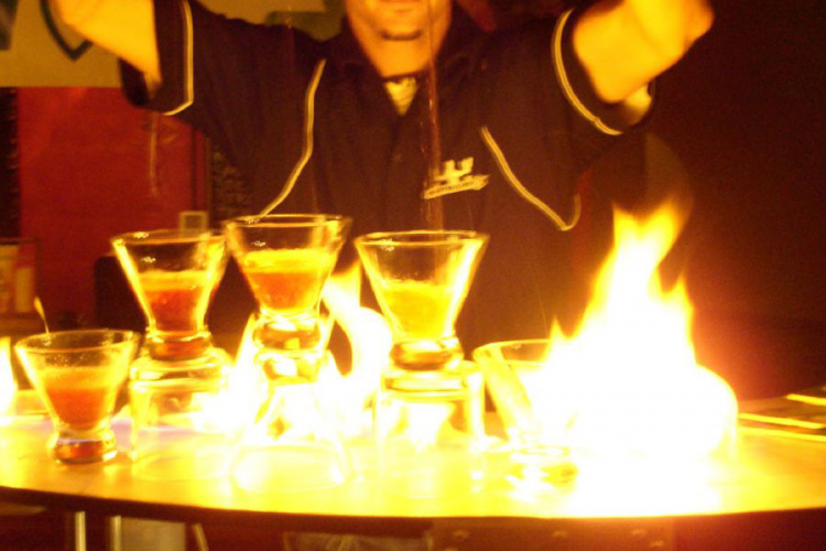 Konobar htio da 'zapali' atmosferu pa zapalio goste