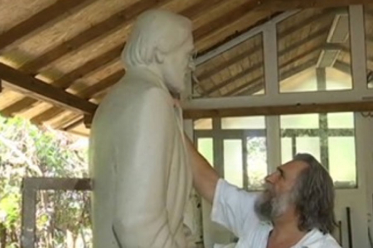Statua u prirodnoj veličini Draganu Nikoliću: Samo što ne prohoda