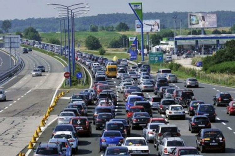 Kolona duga 25 kilometara na autoputu prema Splitu