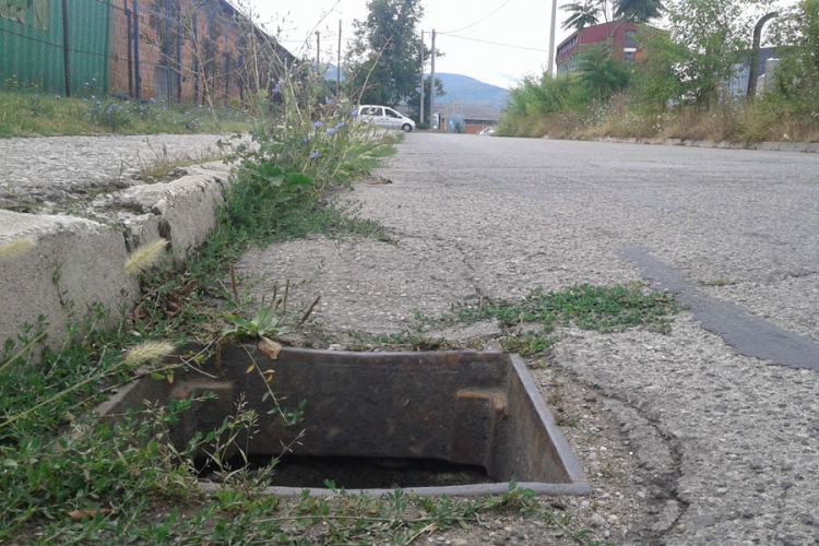 Otvoren slivnik opasnost za mještane Lazareva