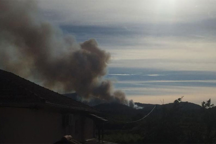 Požar na Hvaru, vatra zaprijetila kućama
