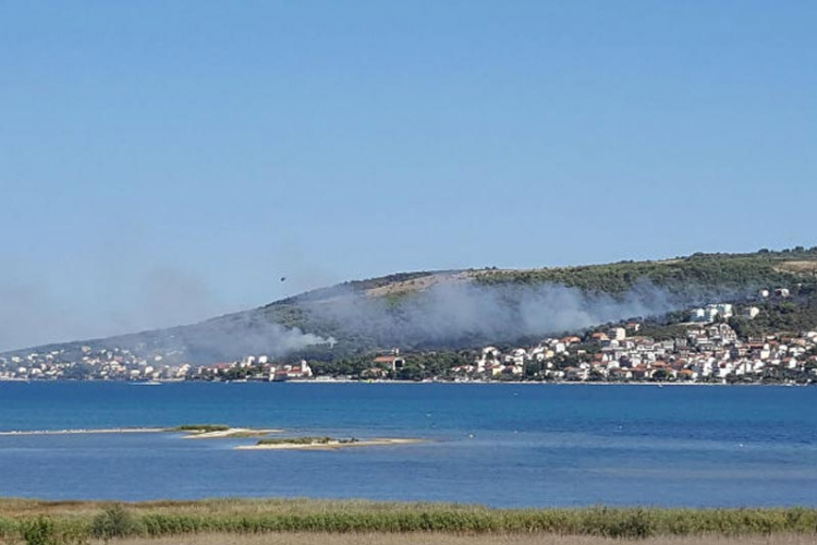 Gori u blizini kuća na Čiovu