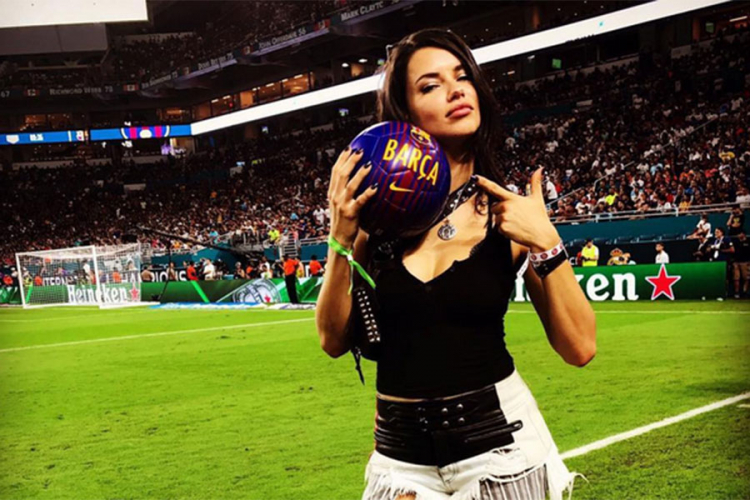 Adriana Lima u seksi donjem vešu