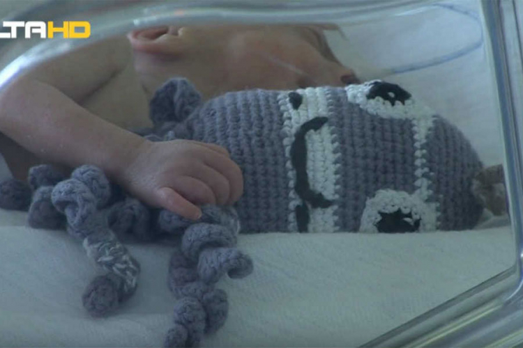 Prijevremeno rođene bebe u zagrljaju heklanih hobotnica