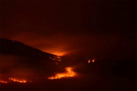 Požar na Dinari koji je iz Hrvatske prešao u BiH guta sve pred sobom