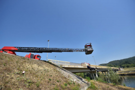 Vatrogasci na mostu u Trapistima