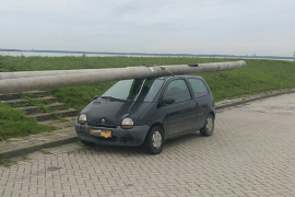 Na neregistrovanom Twingu bez vozačke vozio stubove od rasvjete