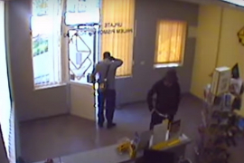 Za manje od minut i po opljačkali poštu u Mostaru
