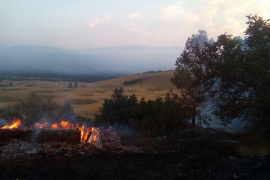 Požar u blizini Mrkonjić Grada, izgorjela kuća, vatra se širi