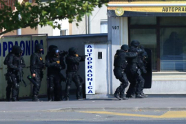 Talačka kriza u Belom Manastiru: Muškarac pucao na policiju i prijeti ...