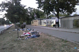 Ulični prodavci ostave razbacane stvari