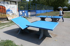 Vandali u dvorištu Studentskog centra polomili betonski sto za stoni ...