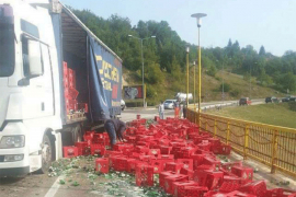 Prekršajni nalog vozaču kamiona koji je prosuo pivo na put