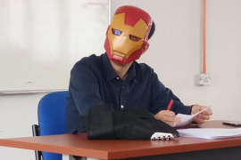 Profesor sa maskom postao superheroj i među studentima