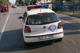 Policajci vozili drva da ispeku prase