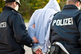 Uzvikujući 'Alahu akbar' napao i povrijedio pet policajaca u Berlinu