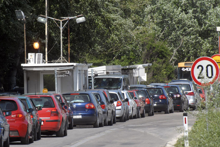 Kolone vozila na izlazu prema Hrvatskoj