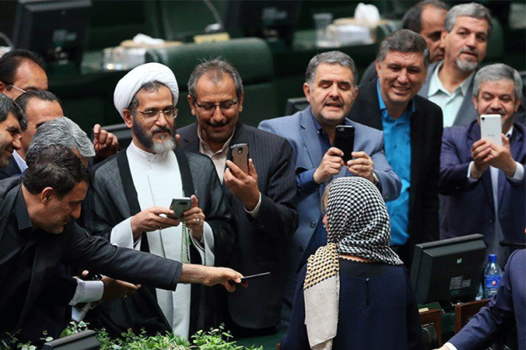 Iranski poslanici pod "vatrom kritika" zbog selfija sa Federikom Mogerini