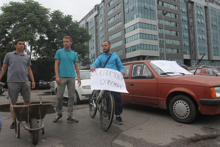 Kadetom, biciklom i tačkama najavili protest protiv svih koji se bahate