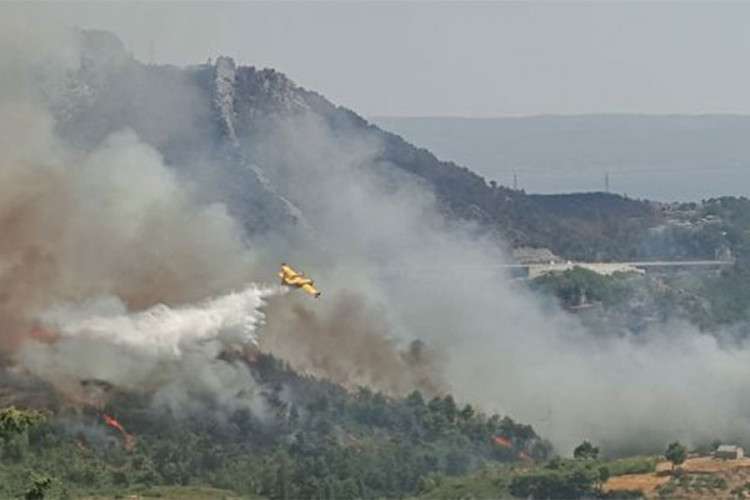 Požar izbio između Vodica i Šibenika