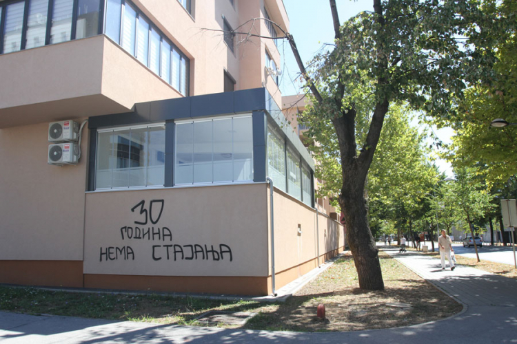 Grafit osvanuo na tek ofarbanoj fasadi u Boriku