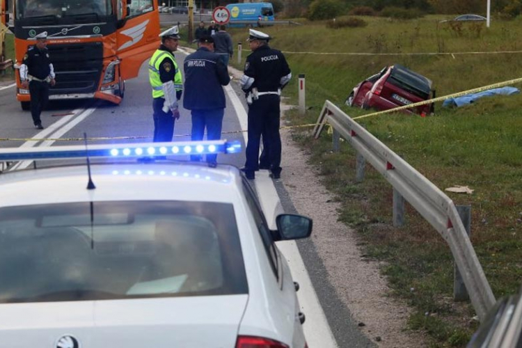 U slijetanju vozila kod Tuzle povrijeđena četiri lica