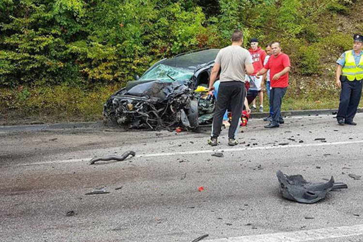 Poginuli vozač golfa i suvozač u pežou