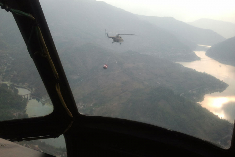 Dva helikoptera oružanih snaga gase vatru u rejonu Viduše
