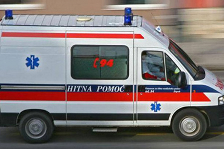 Žena teško povrijeđena u prevrtanju automobila