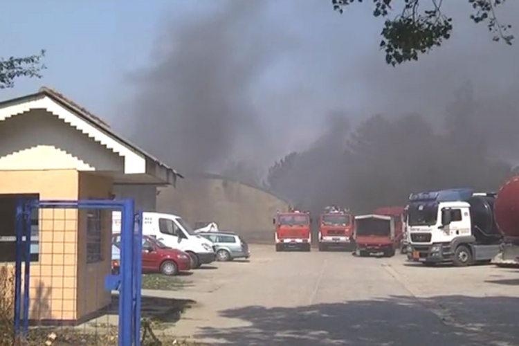 Gori kineska fabrika papuča u Jagodini