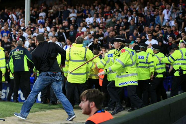 Neredi u Liverpulu: Letjele stolice, Torcida umalo upala na teren