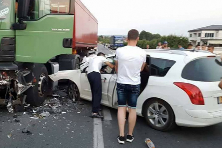 Kilometrima vozio lijevom trakom, pa se zabio u kamion
