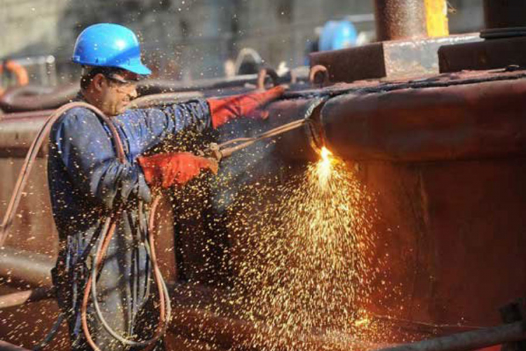Industrija i zaposlenost rastu, plate stagniraju