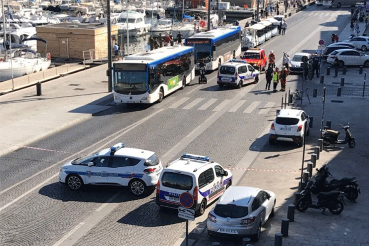 Autotomobil udario u autobuske stanice u Marseju, jedna osoba poginula