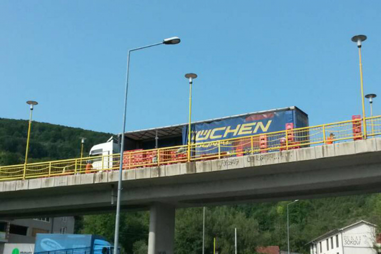 Pivo teče ulicom u Mrkonjić Gradu
