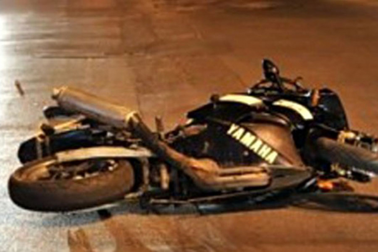 Motociklista teško povrijeđen, zabio se u parkiran kamion