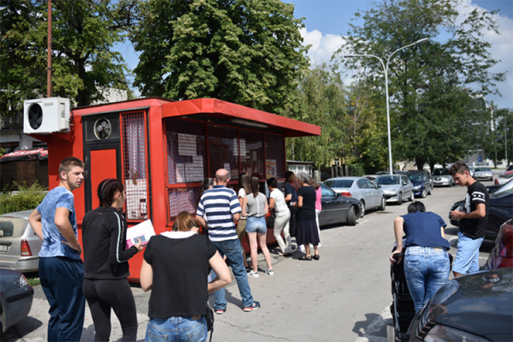 Teško do besplatnih karata za srednjoškolce i studente iz višečlanih porodica u RS