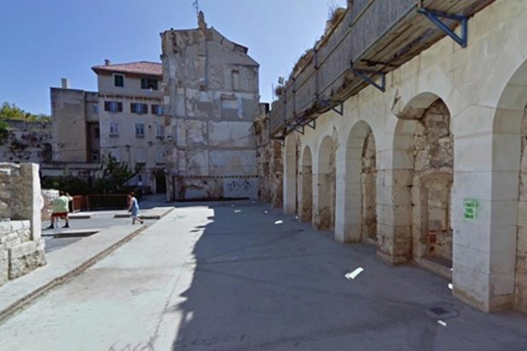 Split: Mladić vitlao nožem, povrijeđeni italijanski turisti