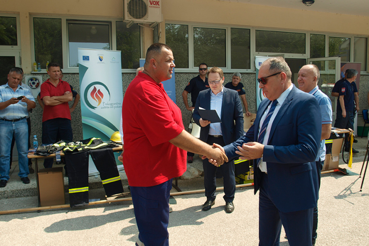Vatrogascima uniforme i zaštitna oprema