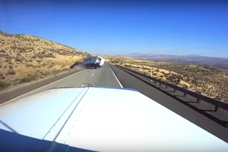 Kad kamp-prikolica sleti pri brzini od 105 km/h