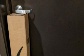 Ostavio paket ispod kvake i zarobio ga u stanu