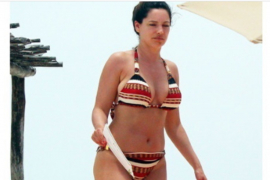 Zamjeraju joj obline, a ona razoružava na plaži