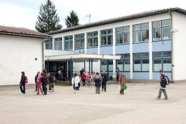 "Dvije škole pod jednim krovom" čekaju promjenu Ustava