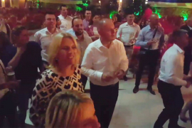 Komić svira "Rolling on the river", Cvijanovićeva pleše