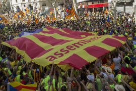 Protest hiljada Katalonaca s porukom "Zbogom Španijo"