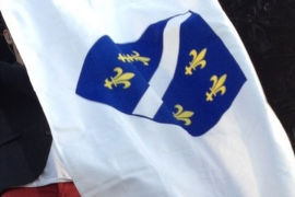 Djeca uz ratne zastave Armije BiH pjevaju ratnohučkačke pjesme ...