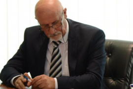 Švraka u fotelji sa neodgovarajućom diplomom
