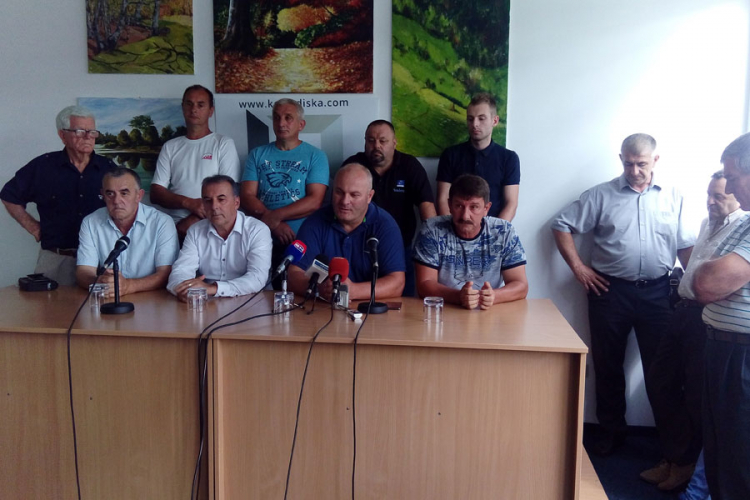 Više od 30 članova SDS-a zamrznulo članstvo u stranci